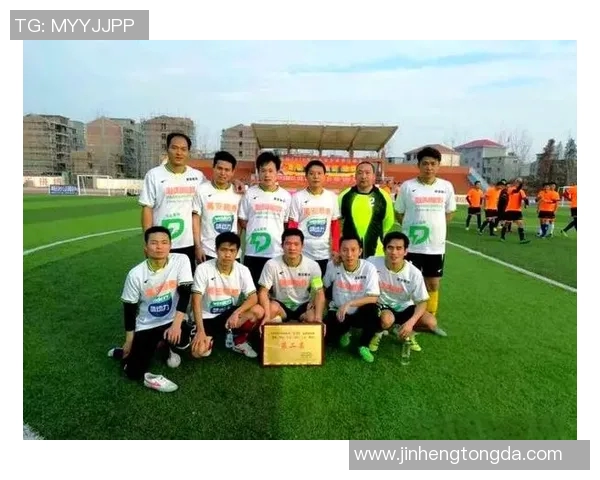 重庆足球传奇人物揭秘 他们的拼搏精神与足球梦想